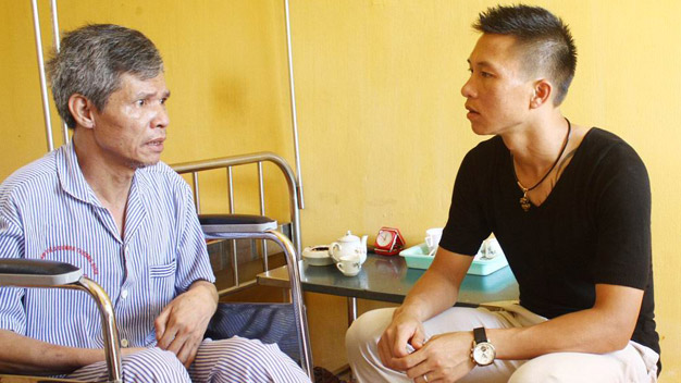 Tuyển thủ QG nghẹn ngào khi thăm thương binh nặng Tuyển thủ QG nghẹn ngào khi thăm thương binh nặng