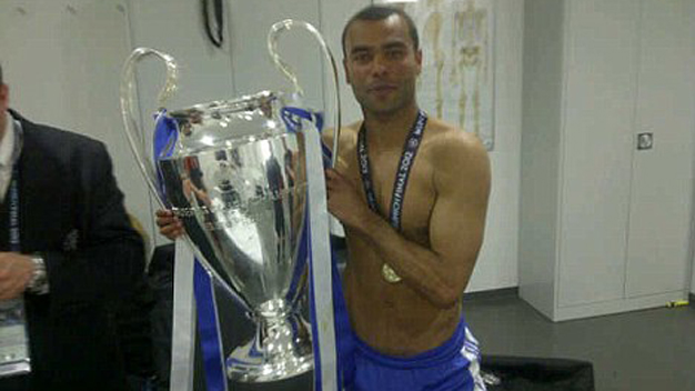 Vừa tham gia Twitter, Ashley Cole đã gây rắc rối