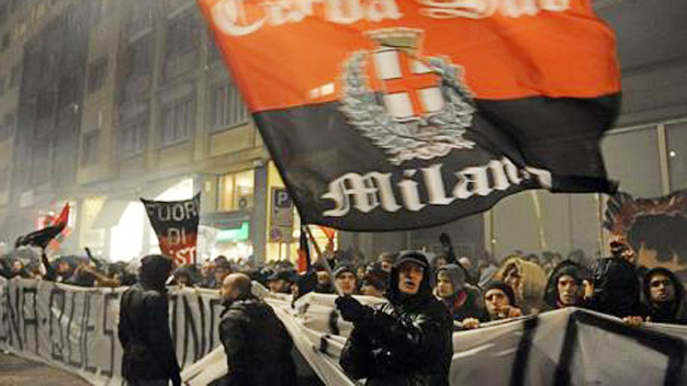 CĐV Milan biểu tình ngoài trụ sở CLB CĐV Milan biểu tình ngoài trụ sở CLB