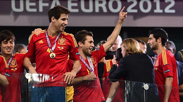 Alba ra sức lôi kéo đồng đội Olympic Javi Martinez về Barca