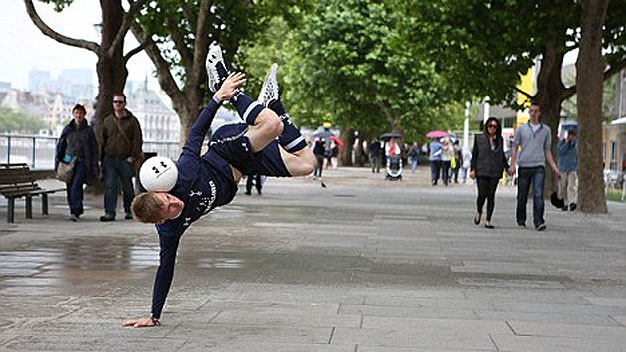 VIDEO: Sao Tottenham trình diễn bóng đá đường phố siêu hạng