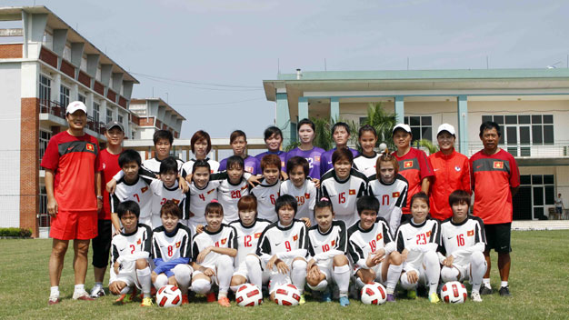 Bóng đá - Chùm ảnh: ĐT nữ Việt Nam tập luyện chuẩn bị cho AFF Cup 2012