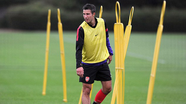 Van Persie miễn cưỡng trở lại Arsenal Van Persie miễn cưỡng trở lại Arsenal