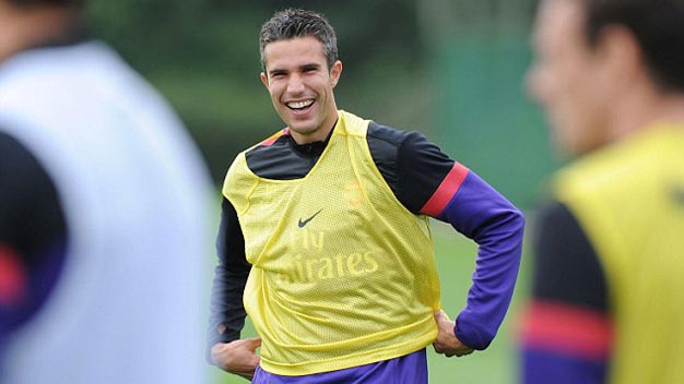 Chưa rõ về đâu, Van Persie đành du đấu cùng Arsenal