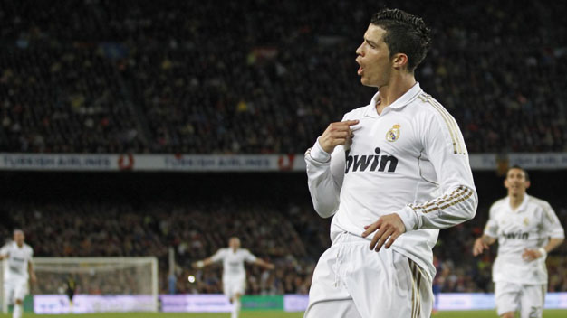 Ronaldo chơi trội, rải iPhone 4s khắp Bernabeu