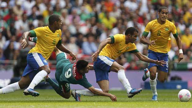 Bóng đá - Peralta lập cú đúp, Mexico hạ Brazil 2-1 để đoạt HCV