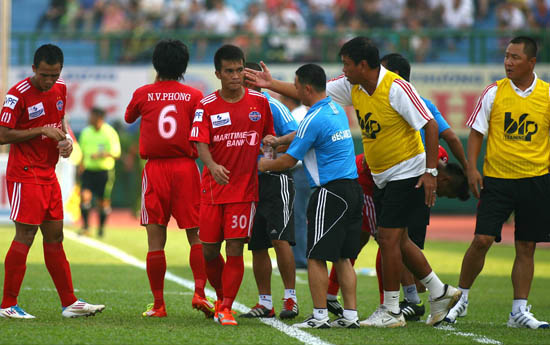 HLV Cho Yoon – Hwan nổi tam bành vì trò HLV Cho Yoon – Hwan nổi tam bành vì trò