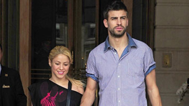 Đang bầu bí, Shakira vẫn bay theo “kèm” Pique