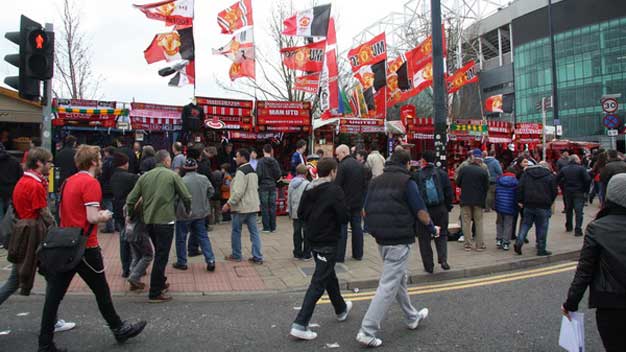 Ở Manchester, CĐV Man United đông gấp 3 lần Man City Ở Manchester, CĐV Man United đông gấp 3 lần Man City