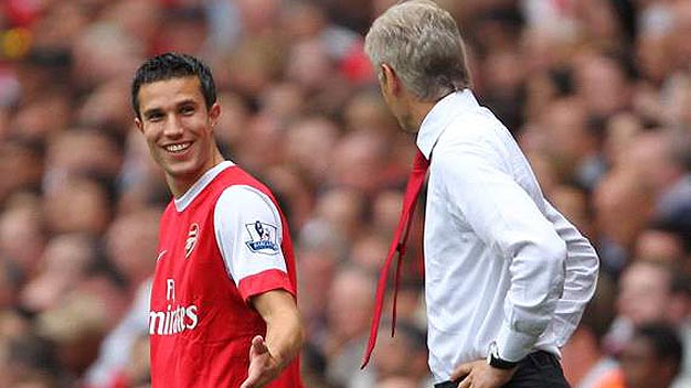 “Giáo sư” Wenger thực ra muốn bán Van Persie cho PSG