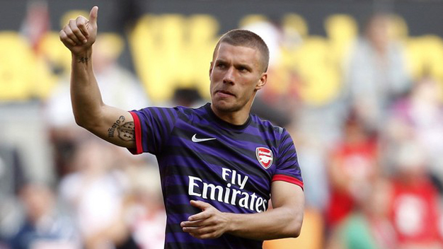 HLV Wenger mua Podolski để đá trung phong HLV Wenger mua Podolski để đá trung phong