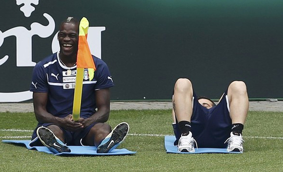 VIDEO: Mario Balotelli trêu chọc phóng viên nữ