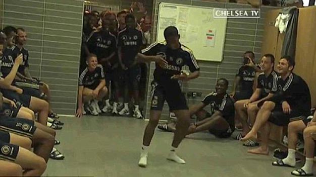 VIDEO: Sao trẻ Chelsea nhảy tưng bừng trong phòng thay đồ