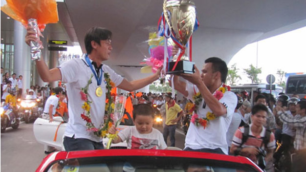 Dàn siêu mô-tô, “xế khủng” rước SHB.ĐN đi vinh danh Dàn siêu mô-tô, “xế khủng” rước SHB.ĐN đi vinh danh