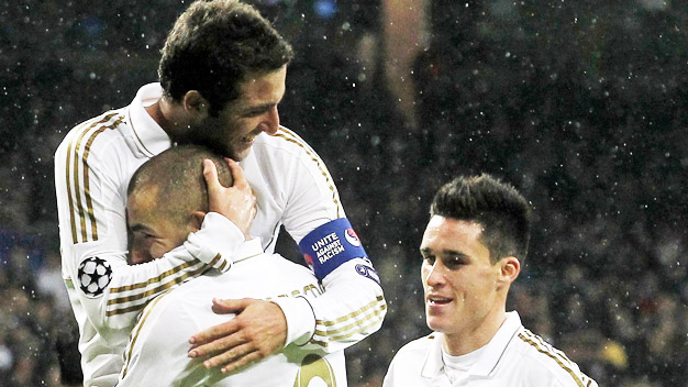 Vị trí mũi nhọn trên hàng công Real: Higuain dẫn điểm Benzema