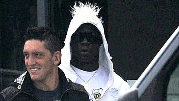 Mario Balotelli diện đồ siêu độc đến sân tập