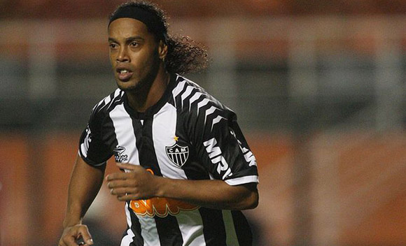 VIDEO: Ronaldinho tái hiện hình ảnh ma thuật thời đỉnh cao