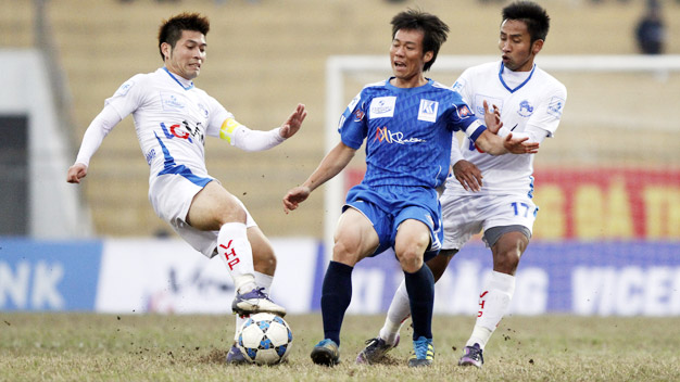 Thị trường chuyển nhượng V-League: Ai mua tôi, tôi bán tôi cho!