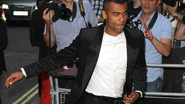 Chelsea KHÔNG BAO GIỜ để Ashley Cole ra đi Chelsea KHÔNG BAO GIỜ để Ashley Cole ra đi
