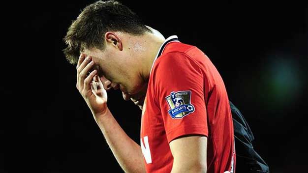 Phil Jones đi vào vết xe đổ của Woodgate và L.King? Phil Jones đi vào vết xe đổ của Woodgate và L.King?