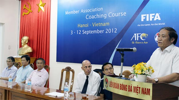 Bế giảng khóa học HLV nâng cao FIFA 2012