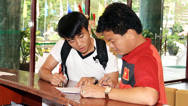 Sau tiệc sinh nhật Minh Đức, ĐTVN về nước vào 3h sáng Sau tiệc sinh nhật Minh Đức, ĐTVN về nước vào 3h sáng