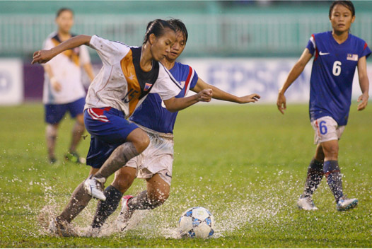 Bóng đá nữ AFF Cup 2012: Lào thắng trong trận thủy chiến.