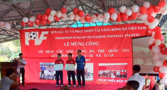 Thày trò PVF tươi như hoa trong ngày mừng công