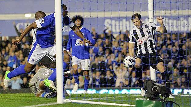 Everton 2-2 Newcastle: Đêm Goodison Park điên rồ!