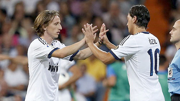 Oezil sa sút, Modric giải bài toán tuyến giữa của Real?