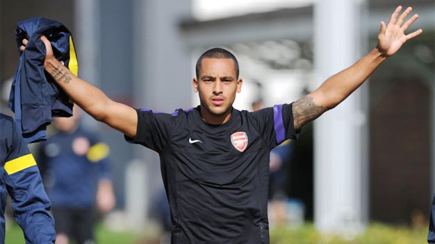 Wenger cảnh báo Walcott 