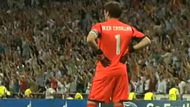 Sự thật sau hình ảnh Casillas không ăn mừng với CR7