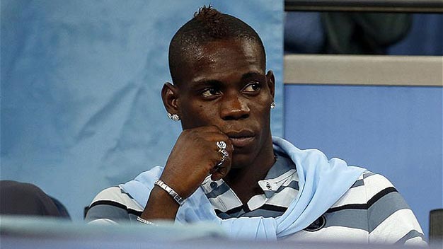 Balotelli: Thiên tài sắp bị hủy hoại vì gái đẹp và ma men Balotelli: Thiên tài sắp bị hủy hoại vì gái đẹp và ma men