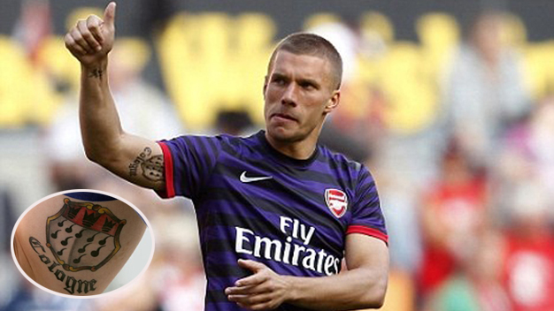 Podolski xăm logo Arsenal để thể hiện tình yêu