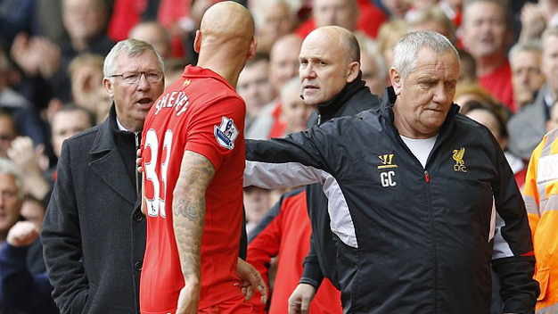 CHÙM ẢNH: Shelvey bị đuổi, Sir Alex cười bí hiểm