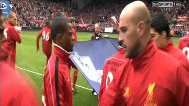 VIDEO: Giữ lời hứa, Evra đã bắt tay Suarez