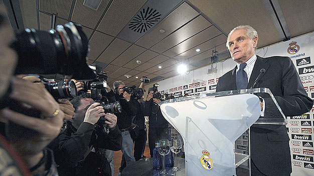 Cựu chủ tịch Real chỉ trích Mourinho và Florentino Perez Cựu chủ tịch Real chỉ trích Mourinho và Florentino Perez