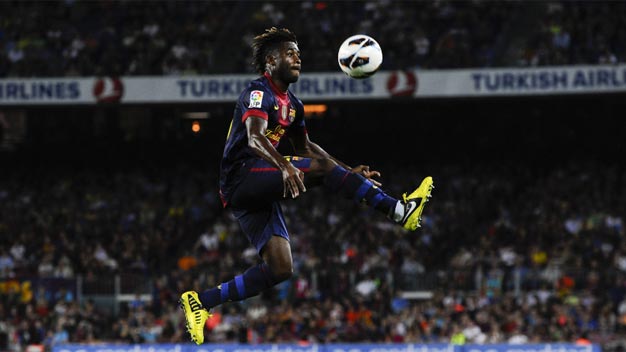 Alex Song tích cực học đá ở vị trí... trung vệ tại Barca