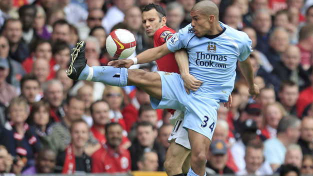 Man City đang nhớ “Gã đồ tể” Nigel de Jong?