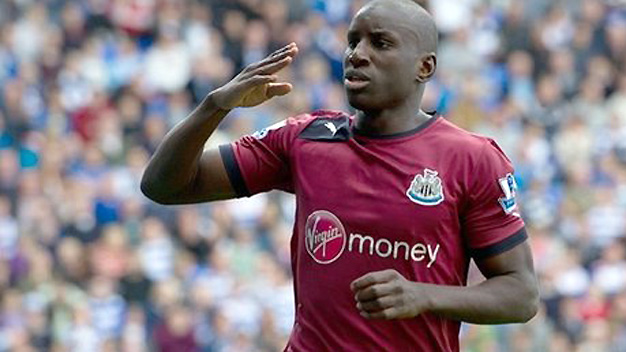 Scandal: Demba Ba thừa nhận đã dùng tay ghi bàn