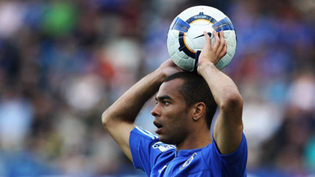 Man City phá đám PSG vụ chiêu mộ Ashley Cole Man City phá đám PSG vụ chiêu mộ Ashley Cole