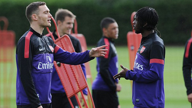 Arsenal cấm cầu thủ bắt tay nhau