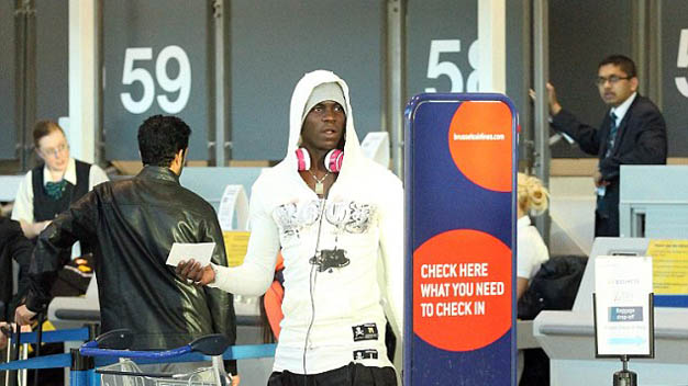 M.C dậy sóng: Bị thay ra, Balotelli hầm hầm bỏ về Italia M.C dậy sóng: Bị thay ra, Balotelli hầm hầm bỏ về Italia