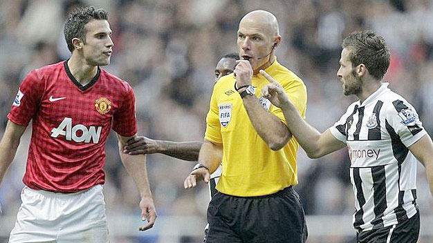 Van Persie có thể bị phạt nặng vì đánh nguội Cabaye Van Persie có thể bị phạt nặng vì đánh nguội Cabaye