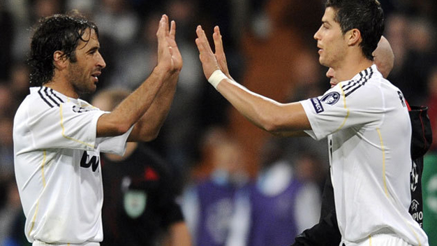 Ronaldo phóng nhanh tới kỷ lục ghi bàn của Raul Ronaldo phóng nhanh tới kỷ lục ghi bàn của Raul