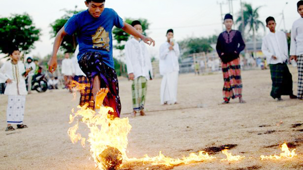 Muốn thành siêu sao, sang Indonesia đá bóng... lửa