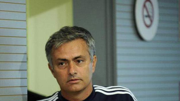Mourinho dọa lôi ra tòa những kẻ chỉ trích quá đà