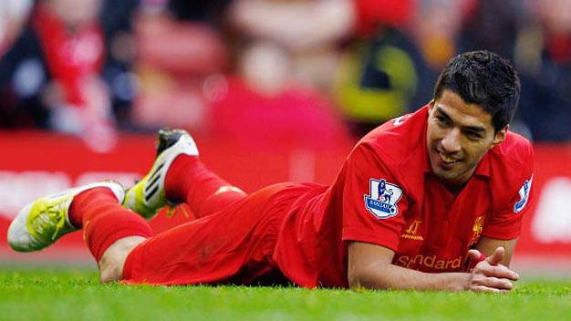 Trước derby Merseyside, Suarez bị “đánh” phủ đầu Trước derby Merseyside, Suarez bị “đánh” phủ đầu