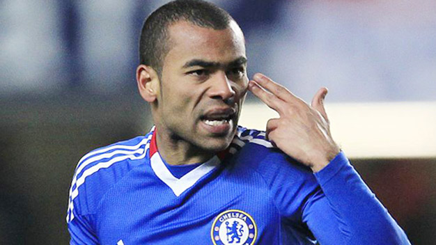 Ashley Cole để ngỏ khả năng tới M.U