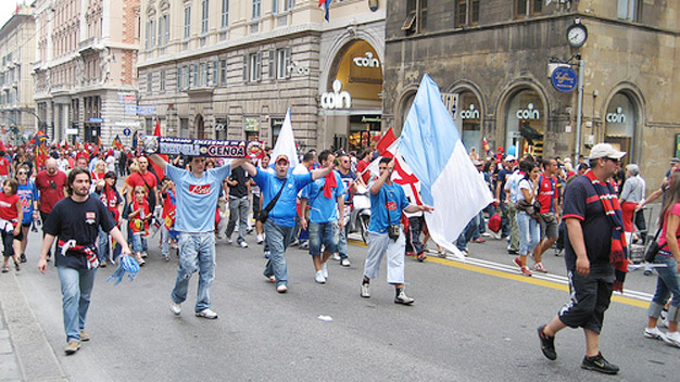 CĐV làm loạn, Napoli bị UEFA phạt nặng